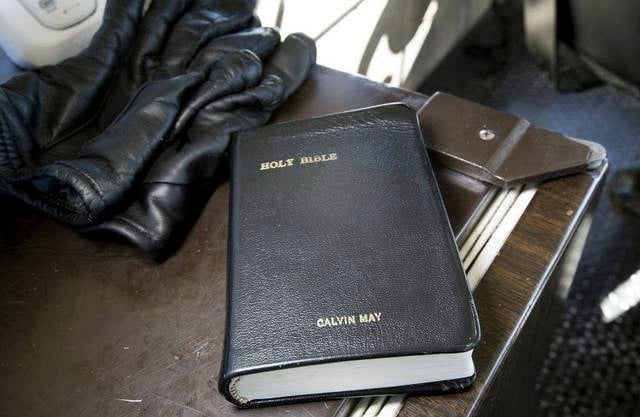 mj-godupdates-officer-turns-to-bible-during-prison-riot-2