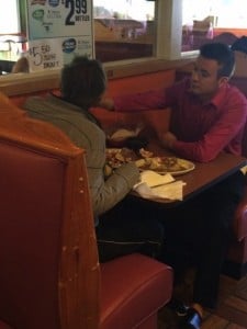 godupdates georgia waiter feeds man with no hands 1