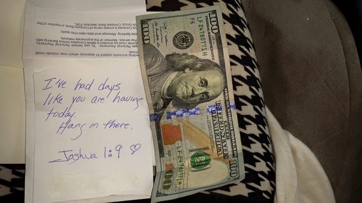 godupdates stranger at doctors office hands struggling mom 100 bill and note 3