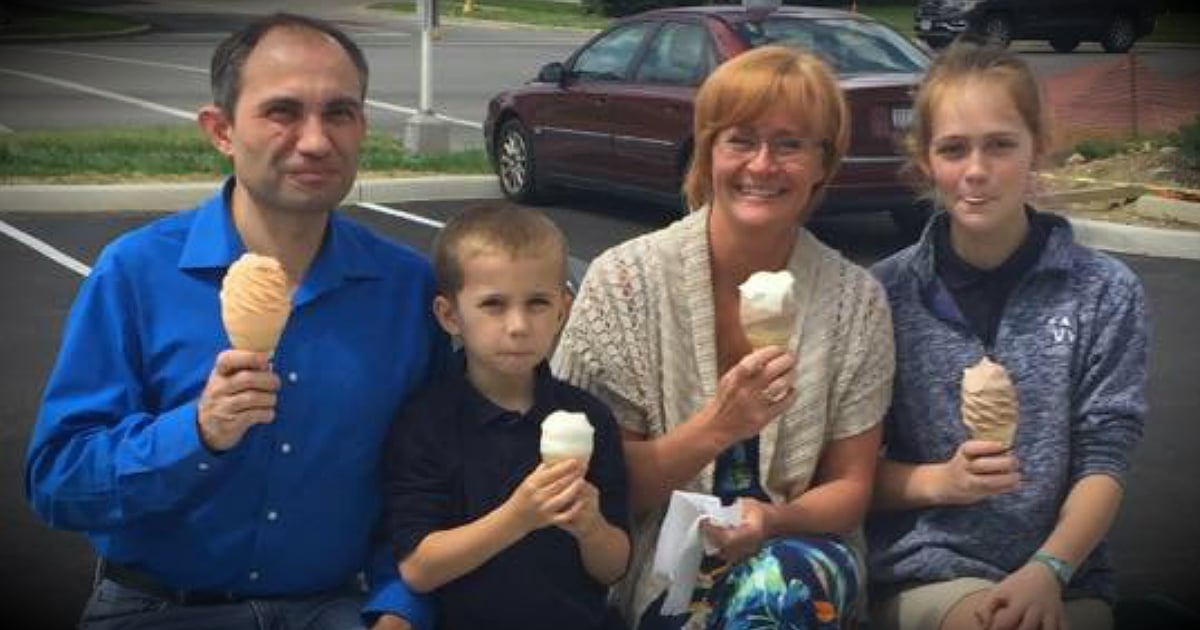 godupdates God Prompts Stranger To Snap Photo Of Family Eating Ice Cream fb