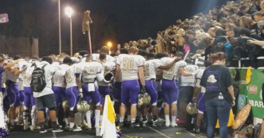 godupdates atheists banned coach from praying with team but students stood up 1