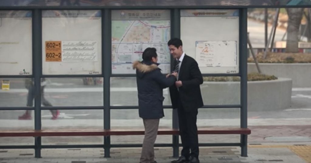 Social Experiment Shows People Help A Stranger Tie His Tie