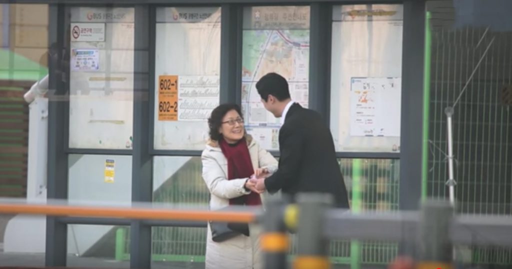 Social Experiment Shows People Help A Stranger Tie His Tie