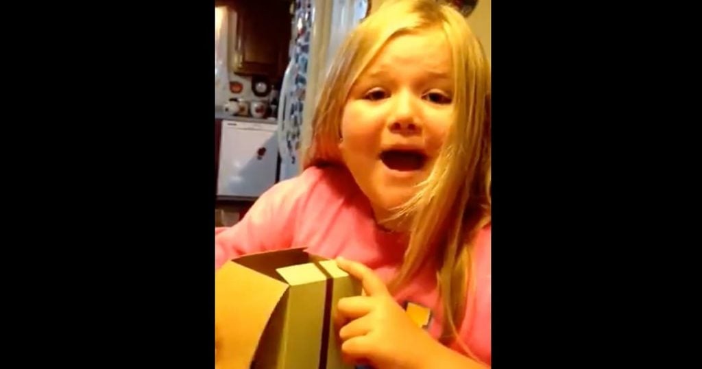 Sister Finds Out She's Getting A Sibling With Cupcake_GodUpdates