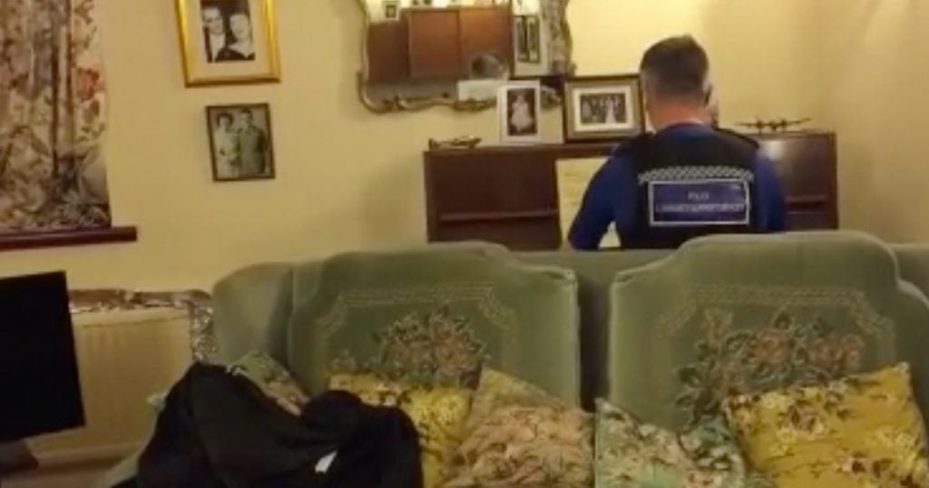 Police Officer Comforts Theft Victim With Incredible Piano Skills