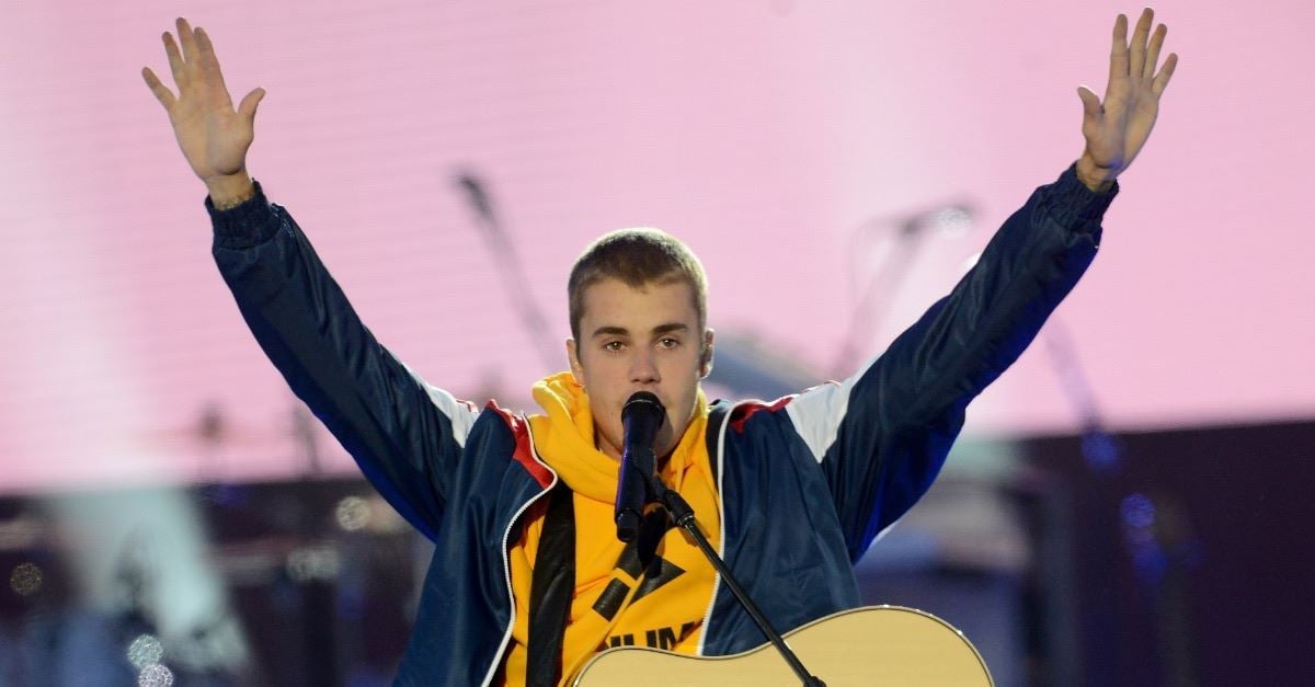 Justin Bieber Sings Worship Songs on London Street