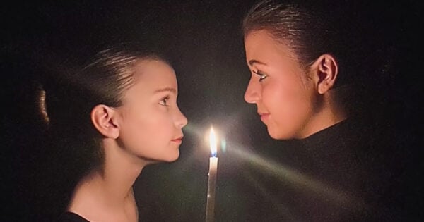 2 Sisters Sing An Easter Version Of ‘Hallelujah’ And It Makes For A Stunning Duet