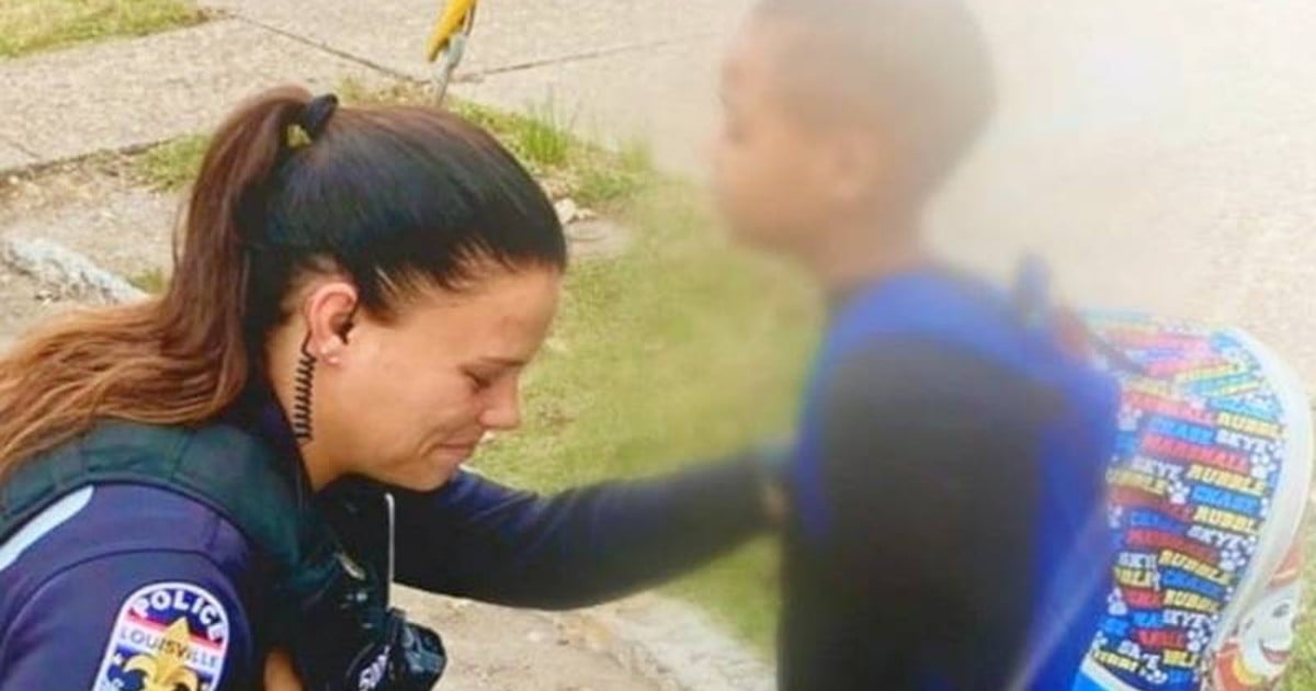 picture of a boy praying with police officer jan dykes