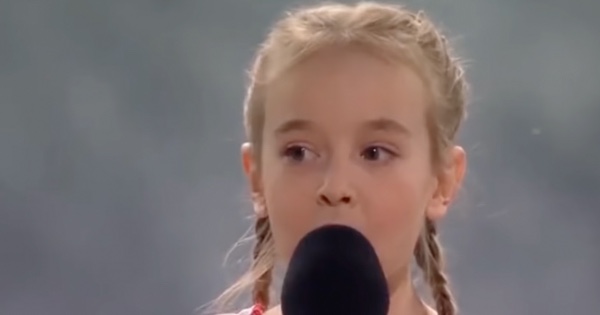 Amelia Anisovych singing ukrainian national anthem