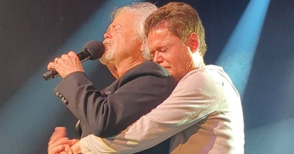 <b>8:</b> Touching Moment Emotions Overcame Donny Osmond in Las Vegas at Brother’s Final Concert