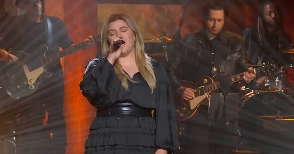 Kelly Clarkson sings Bridge Over Troubled Water