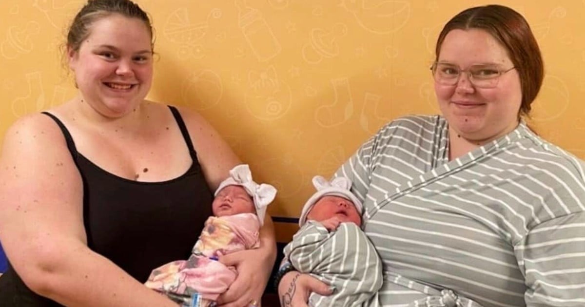 twins give birth on the same day