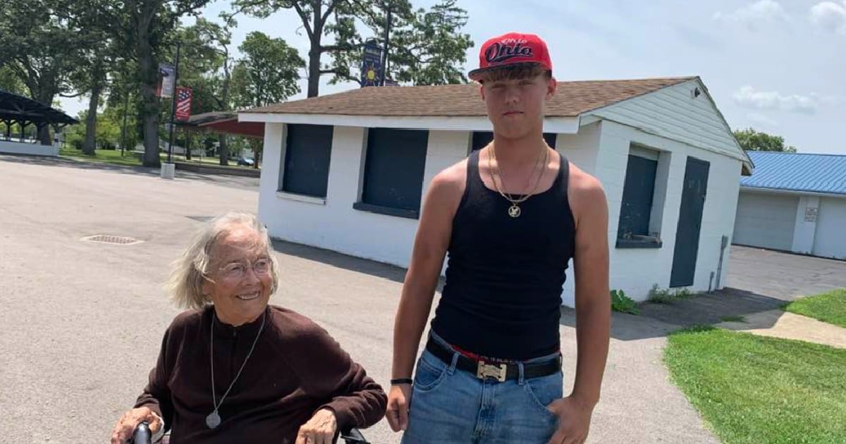 teenager helps elderly woman who fell in park and refuses to take money