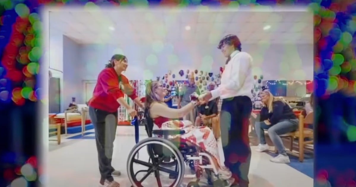 hospital staff created a homecoming dance for 17-year-old cancer patient